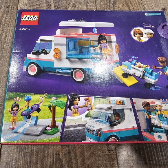 LEGO Friends Heartlake City Hospital Set 42613 NEW 344 Pieces Ambulance - Picture 7 of 10